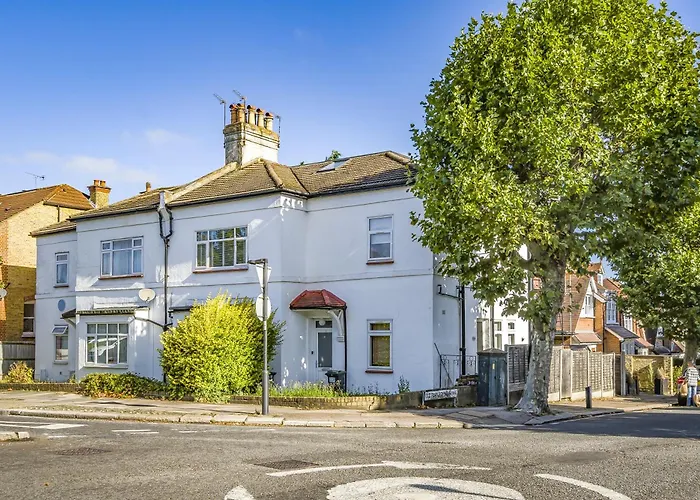 London Calling 3 Bed 3 Baths 5 Mins From Train Into City