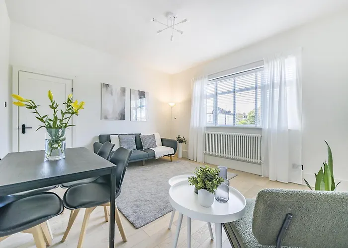 London Calling 3 Bed 3 Baths 5 Mins From Train Into City