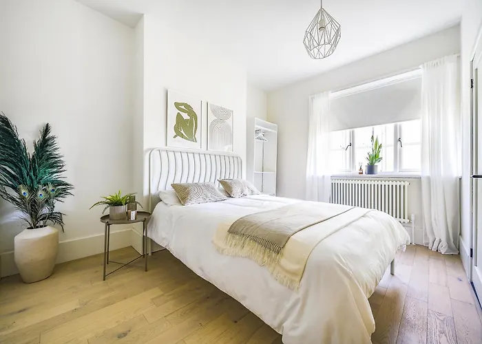 London Calling 3 Bed 3 Baths 5 Mins From Train Into City