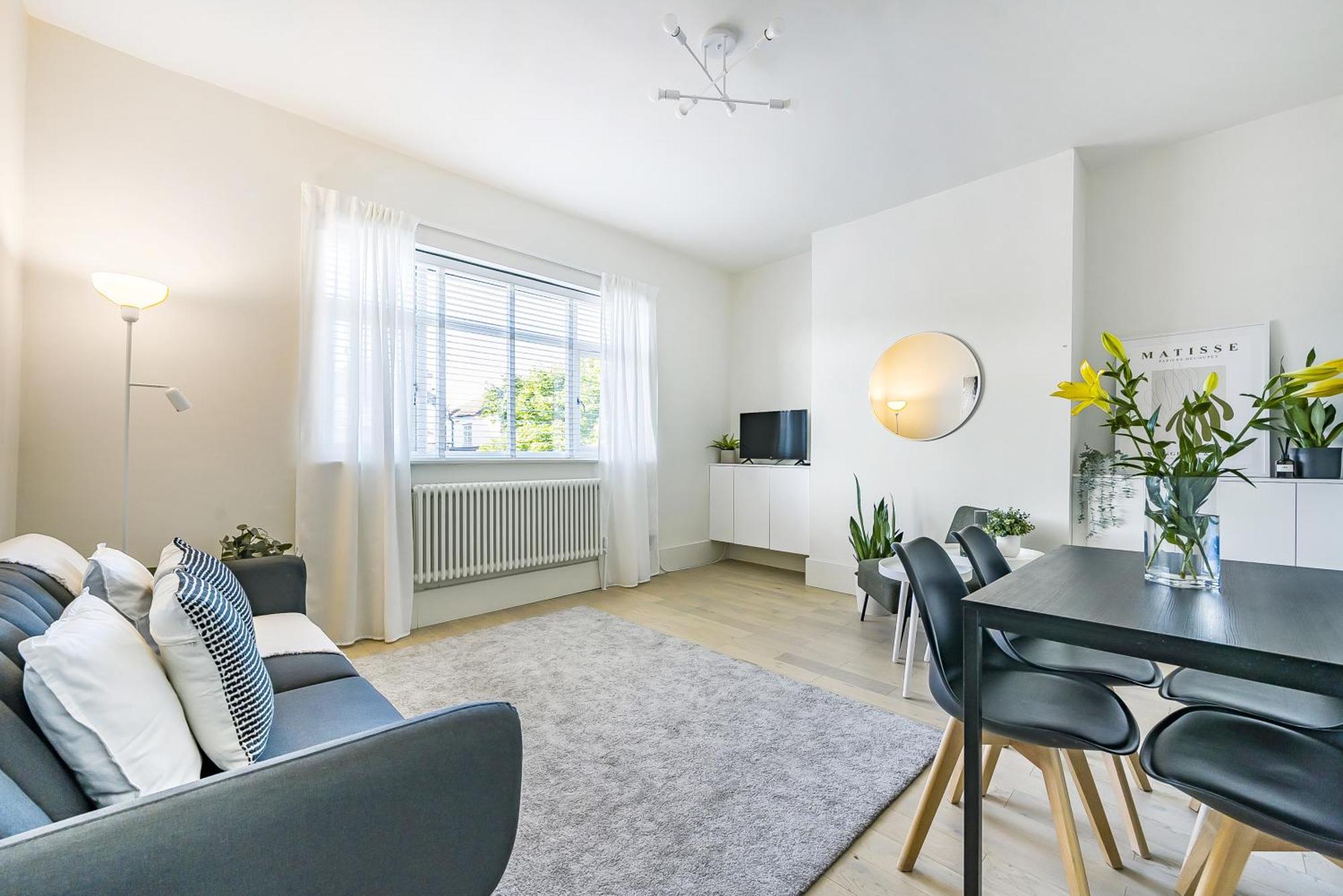 London Calling 3 Bed 3 Baths 5 Mins From Train Into Apartment