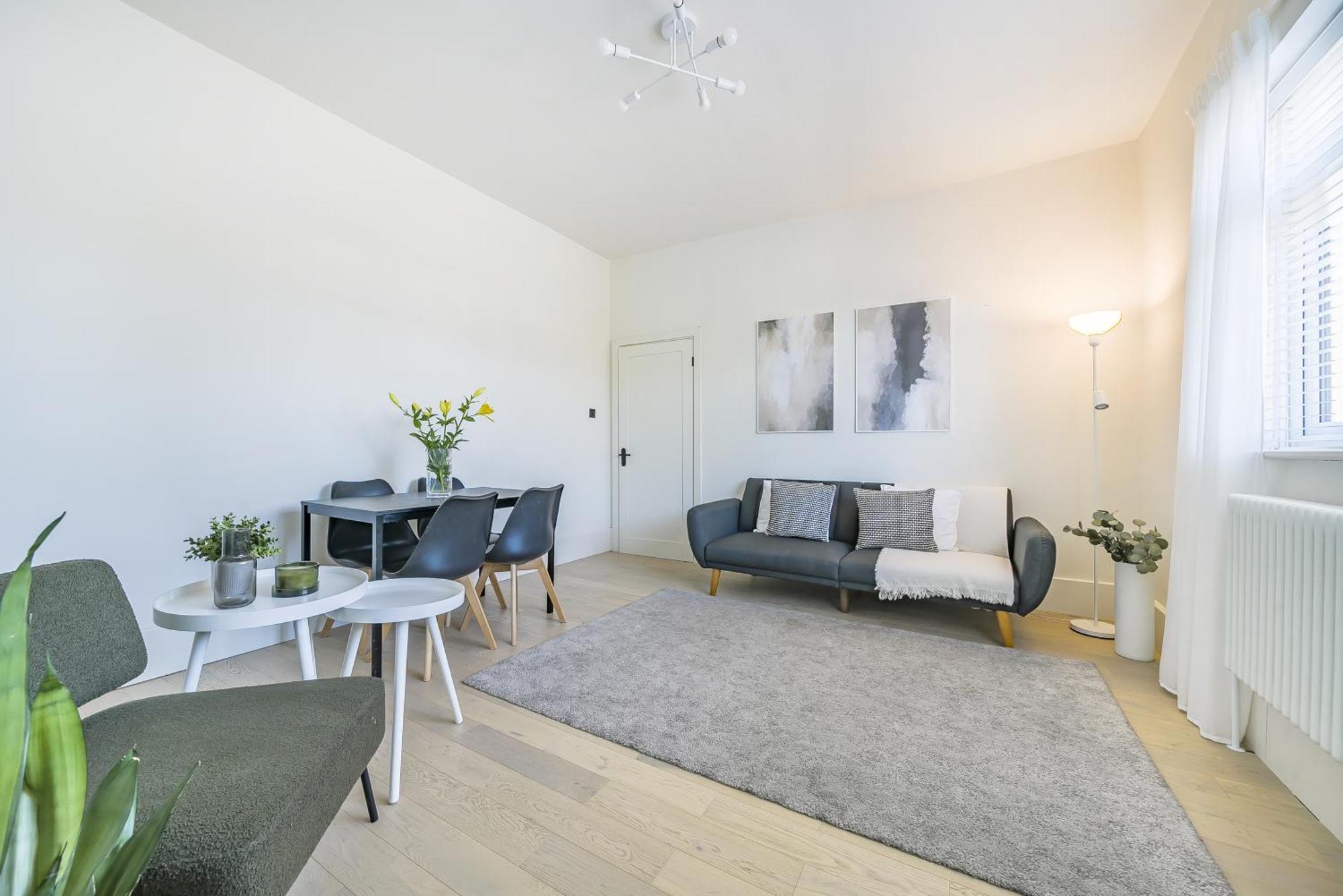 London Calling 3 Bed 3 Baths 5 Mins From Train Into Apartment *