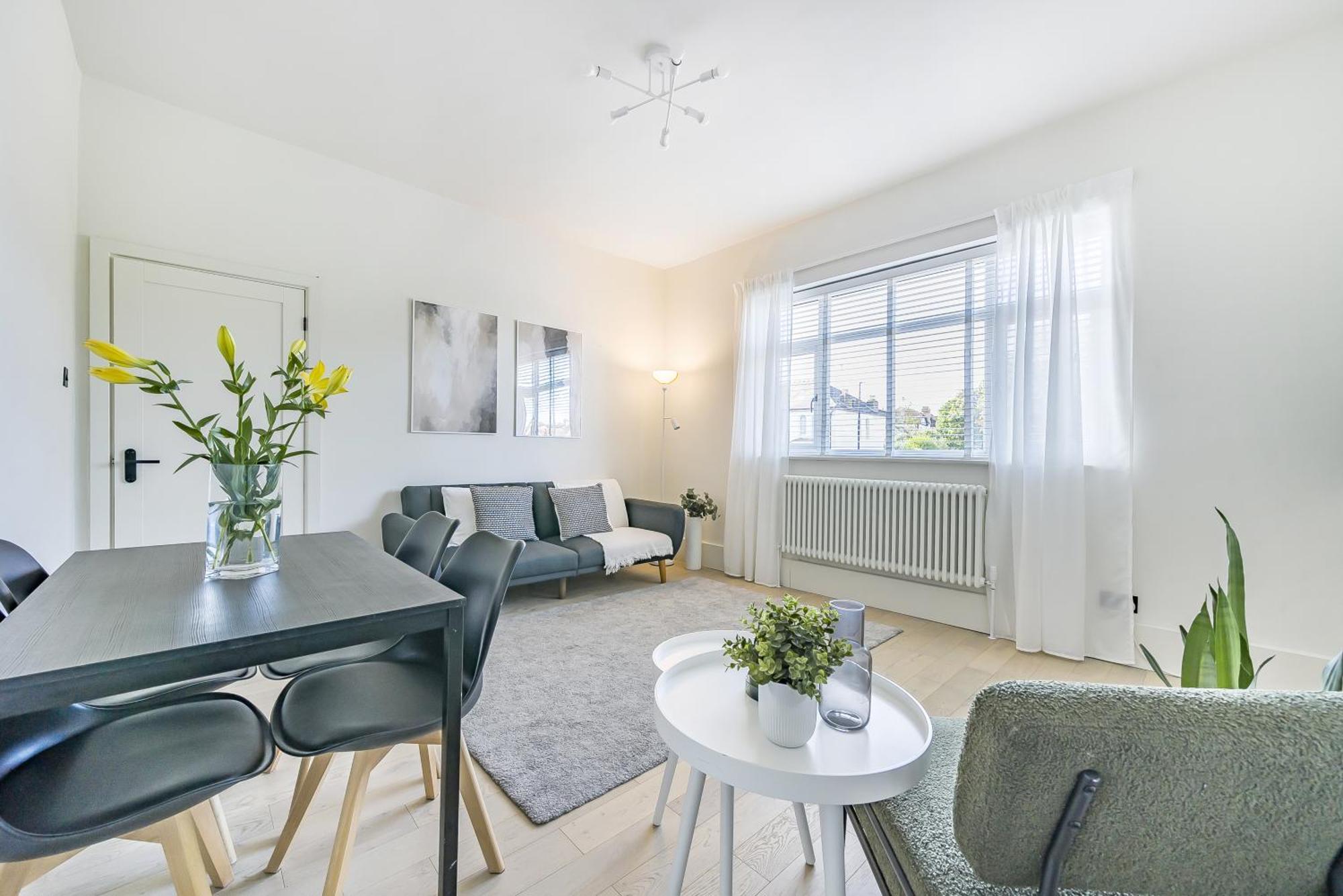 London Calling 3 Bed 3 Baths 5 Mins From Train Into *