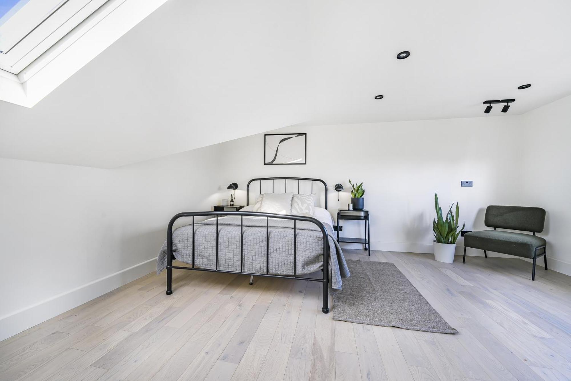 London Calling 3 Bed 3 Baths 5 Mins From Train Into * Winchmore Hill