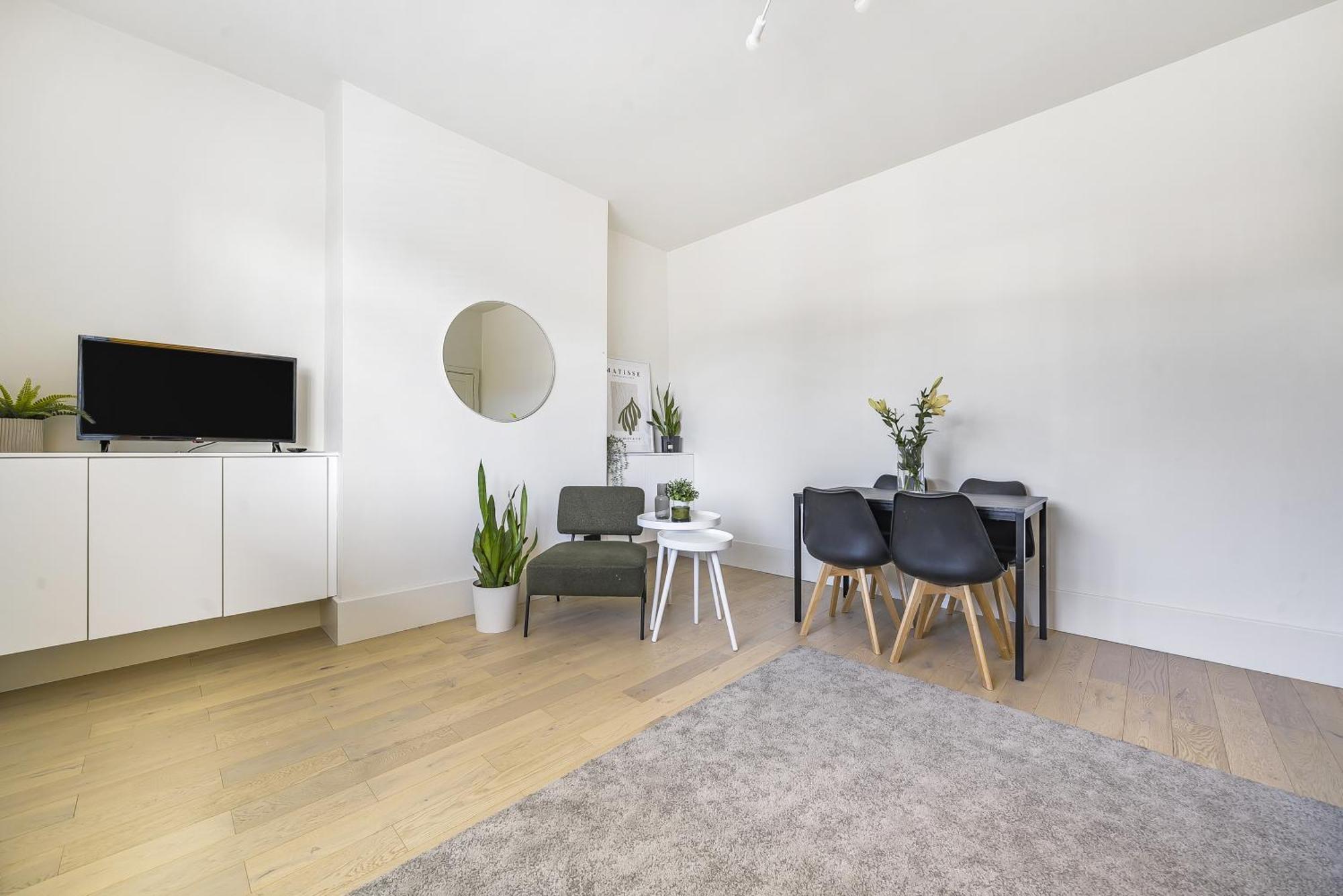 London Calling 3 Bed 3 Baths 5 Mins From Train Into