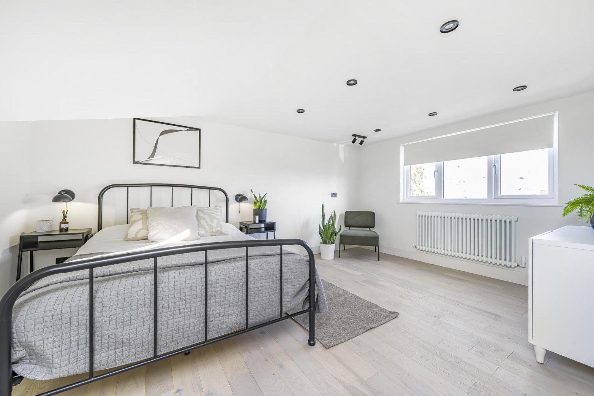 London Calling 3 Bed 3 Baths 5 Mins From Train Into Apartment