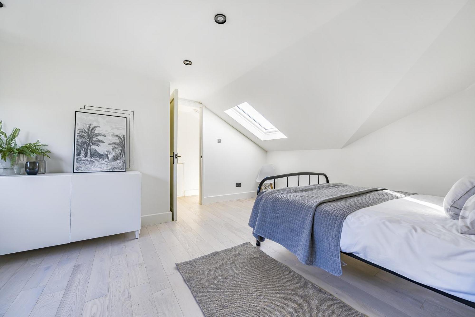 London Calling 3 Bed 3 Baths 5 Mins From Train Into Apartment *