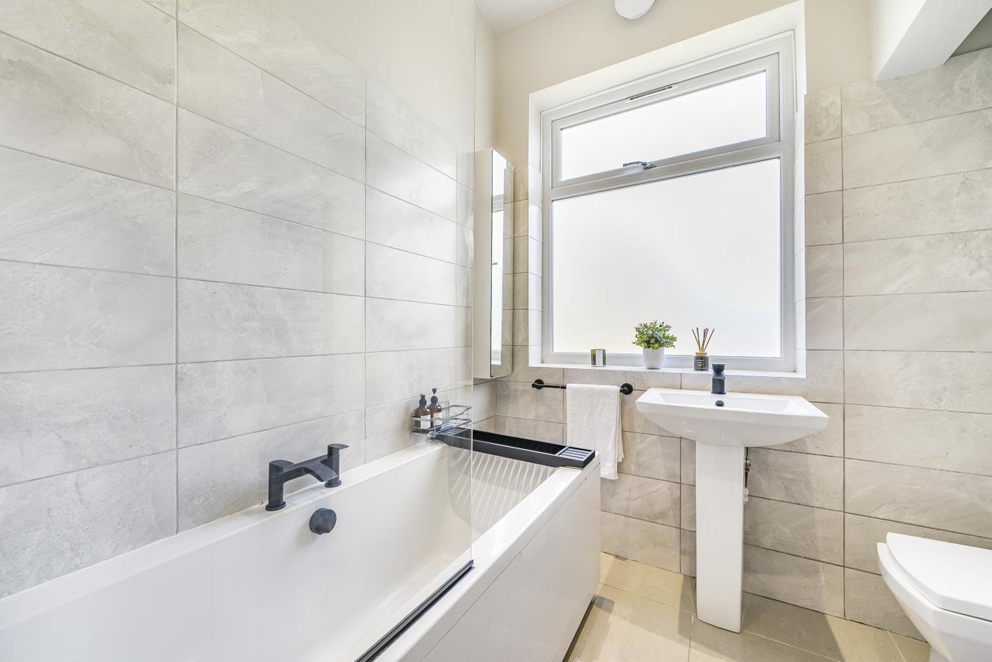 London Calling 3 Bed 3 Baths 5 Mins From Train Into *