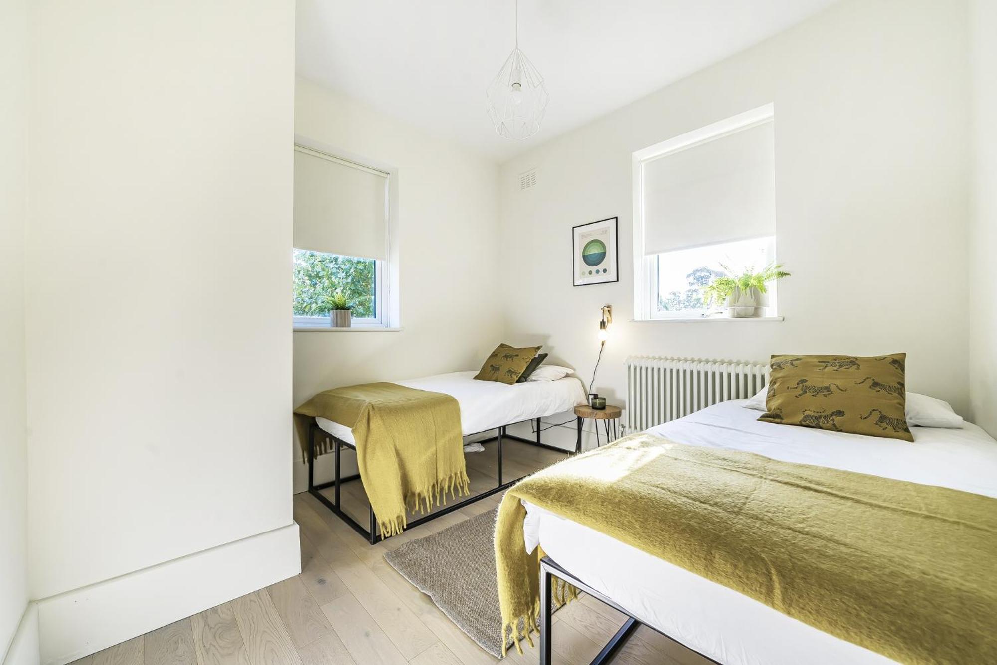 London Calling 3 Bed 3 Baths 5 Mins From Train Into * Winchmore Hill