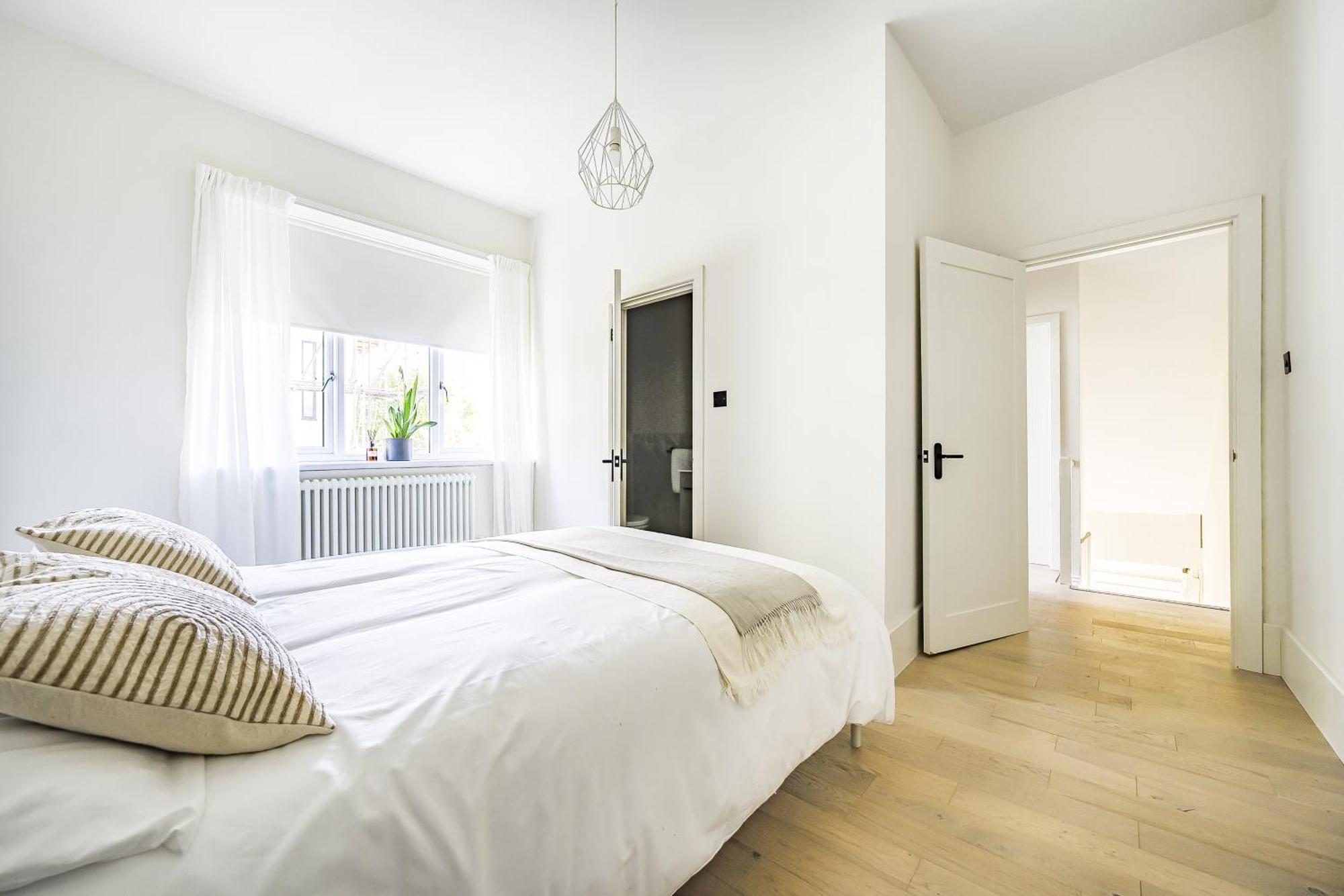 London Calling 3 Bed 3 Baths 5 Mins From Train Into
