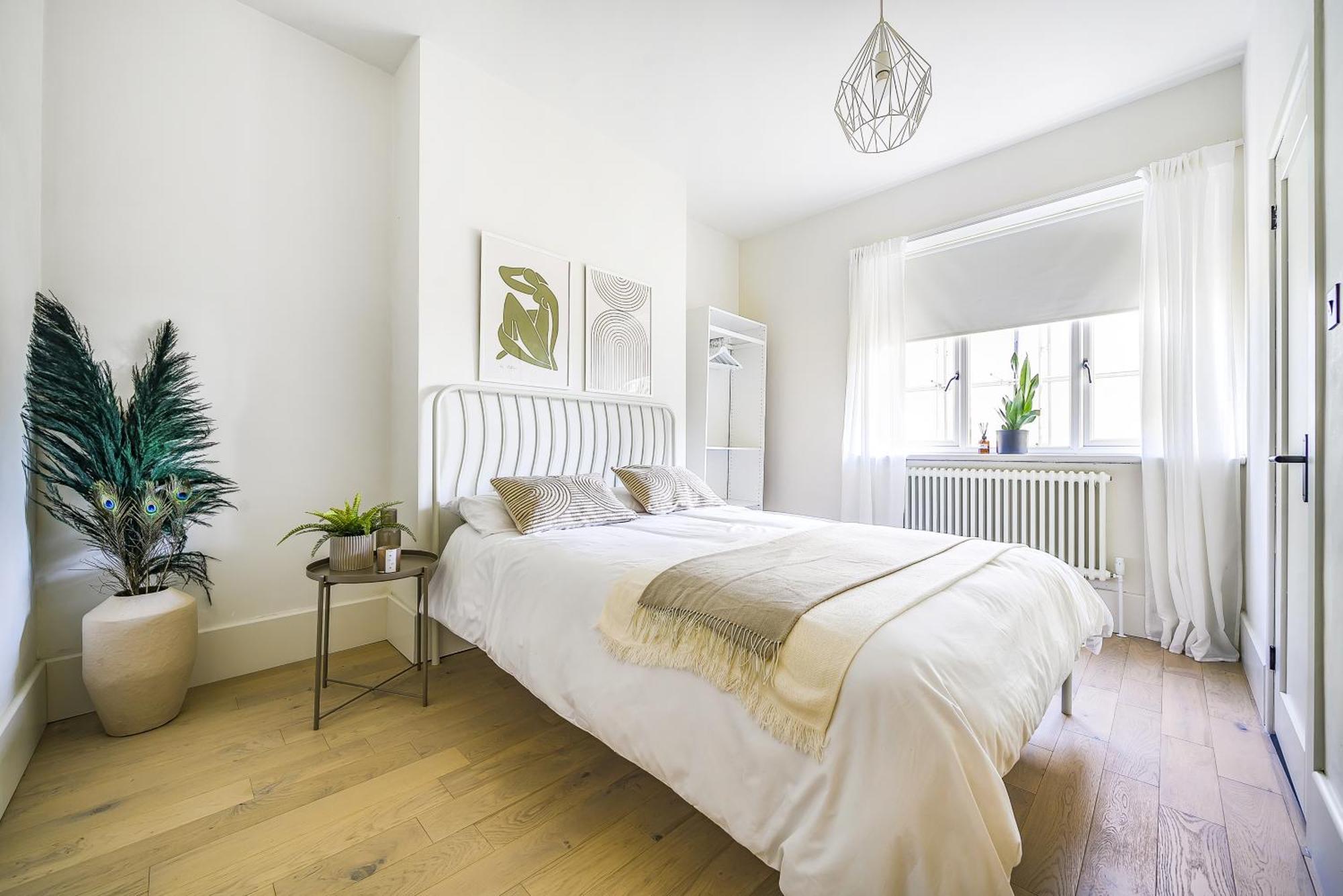 London Calling 3 Bed 3 Baths 5 Mins From Train Into Apartment